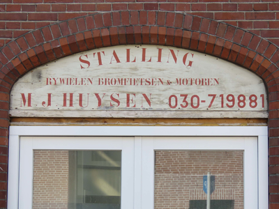 838251 Afbeelding van de tekst 'Stalling Rijwielen Bromfietsen & Motoren M.J. Huysen', boven de tot appartement ...